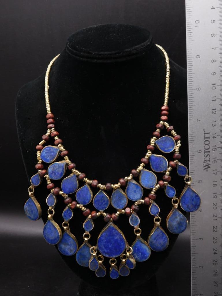 LAPIS LAZULI NECKLACE ROCK STONE LAPIDARY SPECIMEN: LAPIS LAZULI NECKLACE ROCK STONE LAPIDARY SPECIMEN — Part of our Discover Vintage Vault, Crystals and Gems auction at HATMAN'S Auctions! Please see photos for measurements and condition. YES, we