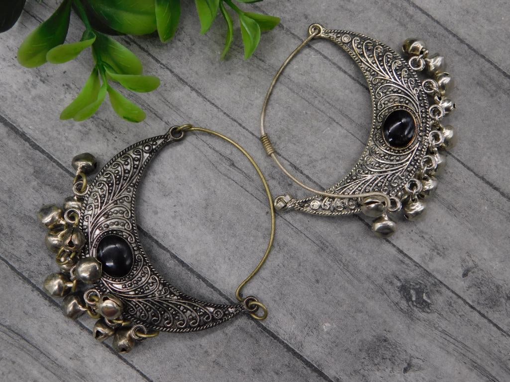 ONYX HOOP EARRINGS WITH BELLS ROCK STONE LAPIDARY SPECIMEN: ONYX HOOP EARRINGS WITH BELLS ROCK STONE LAPIDARY SPECIMEN — Part of our Discover Vintage Vault, Crystals and Gems auction at HATMAN'S Auctions! Please see photos for measurements and condition.