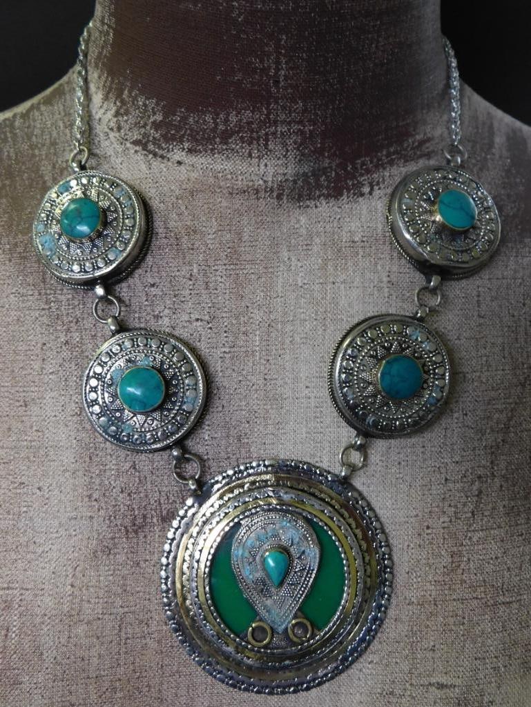 MALACHITE AND TURQUOISE STUDDED STATEMENT NECKLACE ROCK STONE LAPIDARY SPECIMEN: MALACHITE AND TURQUOISE STUDDED STATEMENT NECKLACE ROCK STONE LAPIDARY SPECIMEN — Part of our Discover Vintage Vault, Crystals and Gems auction at HATMAN'S Auctions! Please see photos for measuremen