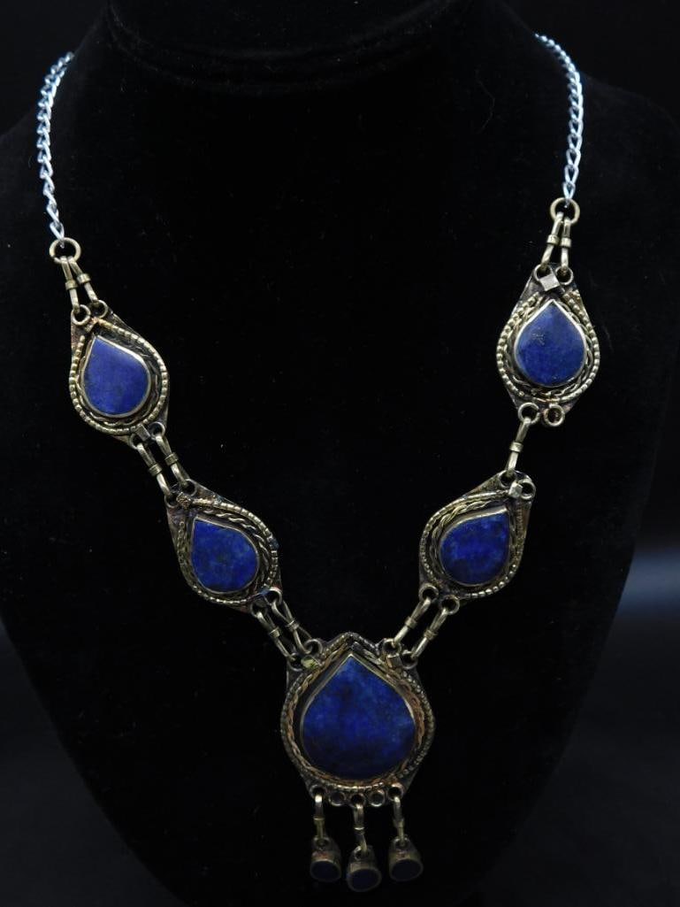 LAPIS LAZULI NECKLACE ROCK STONE LAPIDARY SPECIMEN: LAPIS LAZULI NECKLACE ROCK STONE LAPIDARY SPECIMEN — Part of our Discover Vintage Vault, Crystals and Gems auction at HATMAN'S Auctions! Please see photos for measurements and condition. YES, we
