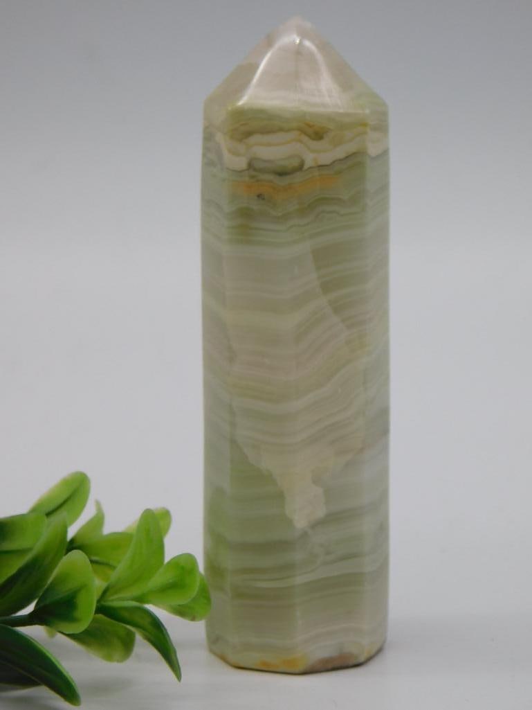 STONE CABOCHON ROCK STONE LAPIDARY SPECIMEN: STONE CABOCHON ROCK STONE LAPIDARY SPECIMEN — Part of our Discover Vintage Vault, Crystals and Gems auction at HATMAN'S Auctions! Please see photos for measurements and condition. YES, we have