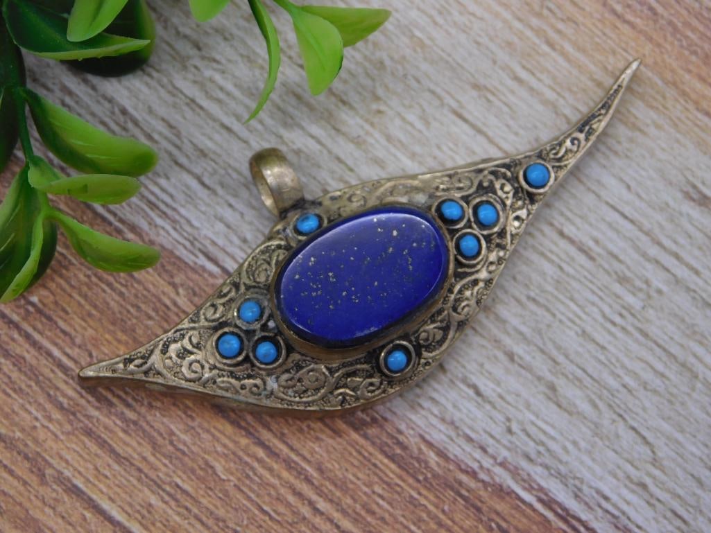 LAPIS LAZULI PENDANT ROCK STONE LAPIDARY SPECIMEN: LAPIS LAZULI PENDANT ROCK STONE LAPIDARY SPECIMEN — Part of our Discover Vintage Vault, Crystals and Gems auction at HATMAN'S Auctions! Please see photos for measurements and condition. YES, we