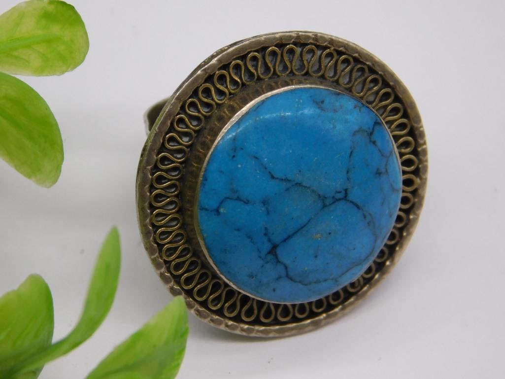 TURQUOISE RING SIZE 6.5 ROCK STONE LAPIDARY SPECIMEN: TURQUOISE RING SIZE 6.5 ROCK STONE LAPIDARY SPECIMEN — Part of our Discover Vintage Vault, Crystals and Gems auction at HATMAN'S Auctions! Please see photos for measurements and condition. YES, we