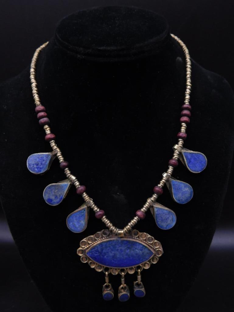 LAPIS LAZULI NECKLACE ROCK STONE LAPIDARY SPECIMEN: LAPIS LAZULI NECKLACE ROCK STONE LAPIDARY SPECIMEN — Part of our Discover Vintage Vault, Crystals and Gems auction at HATMAN'S Auctions! Please see photos for measurements and condition. YES, we hav