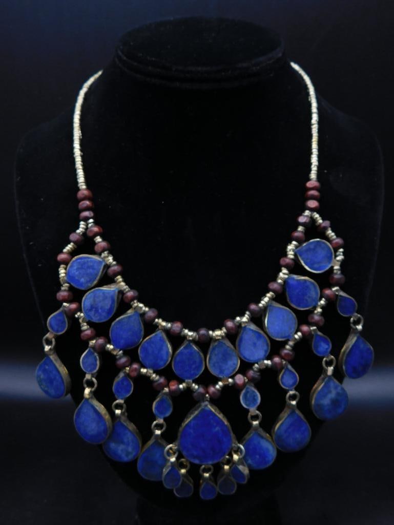 LAPIS LAZULI NECKLACE ROCK STONE LAPIDARY SPECIMEN: LAPIS LAZULI NECKLACE ROCK STONE LAPIDARY SPECIMEN — Part of our Discover Vintage Vault, Crystals and Gems auction at HATMAN'S Auctions! Please see photos for measurements and condition. YES, we hav