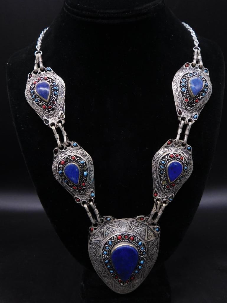 LAPIS LAZULI NECKLACE ROCK STONE LAPIDARY SPECIMEN: LAPIS LAZULI NECKLACE ROCK STONE LAPIDARY SPECIMEN — Part of our Discover Vintage Vault, Crystals and Gems auction at HATMAN'S Auctions! Please see photos for measurements and condition. YES, we hav