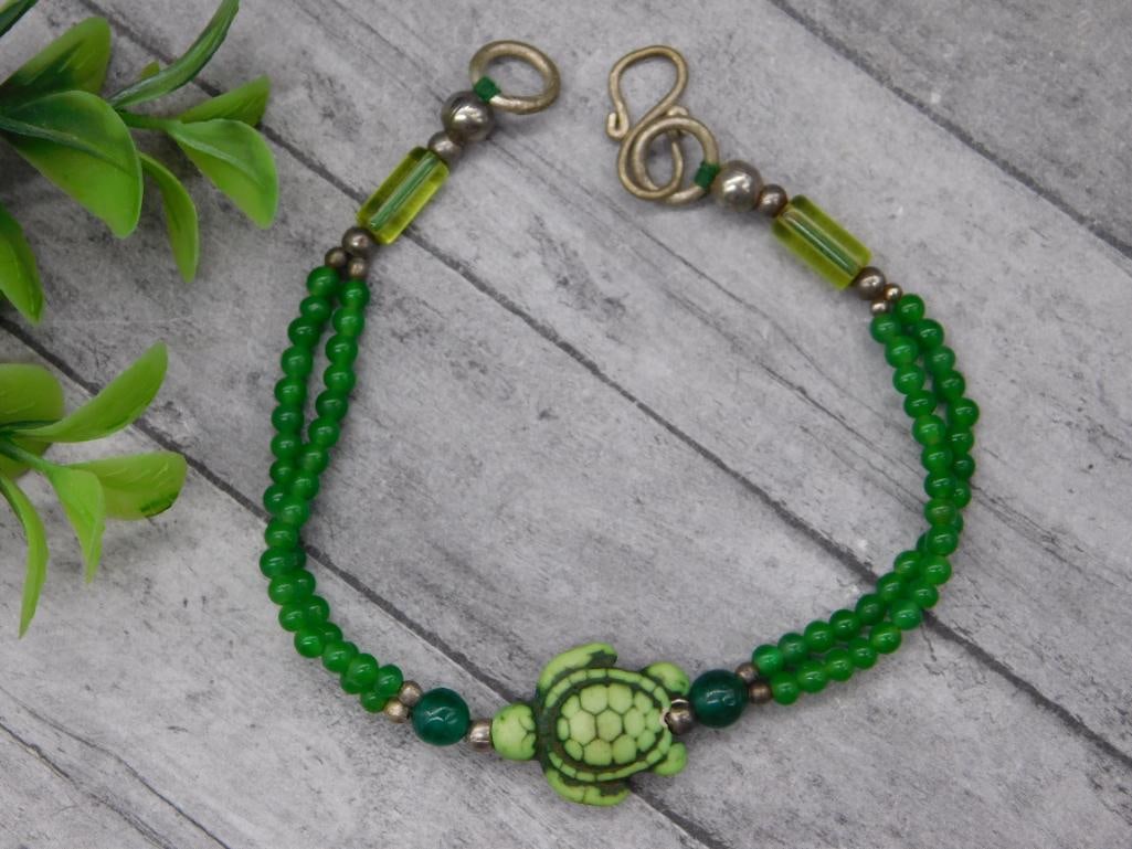 BEADED BRACELET WITH TURTLE ACCENT ROCK STONE LAPIDARY SPECIMEN: BEADED BRACELET WITH TURTLE ACCENT ROCK STONE LAPIDARY SPECIMEN — Part of our Discover Vintage Vault, Crystals and Gems auction at HATMAN'S Auctions! Please see photos for measurements and