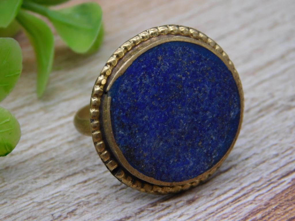 LAPIS LAZULI RING SIZE 8.5 ROCK STONE LAPIDARY SPECIMEN: LAPIS LAZULI RING SIZE 8.5 ROCK STONE LAPIDARY SPECIMEN — Part of our Discover Vintage Vault, Crystals and Gems auction at HATMAN'S Auctions! Please see photos for measurements and condition. YES,