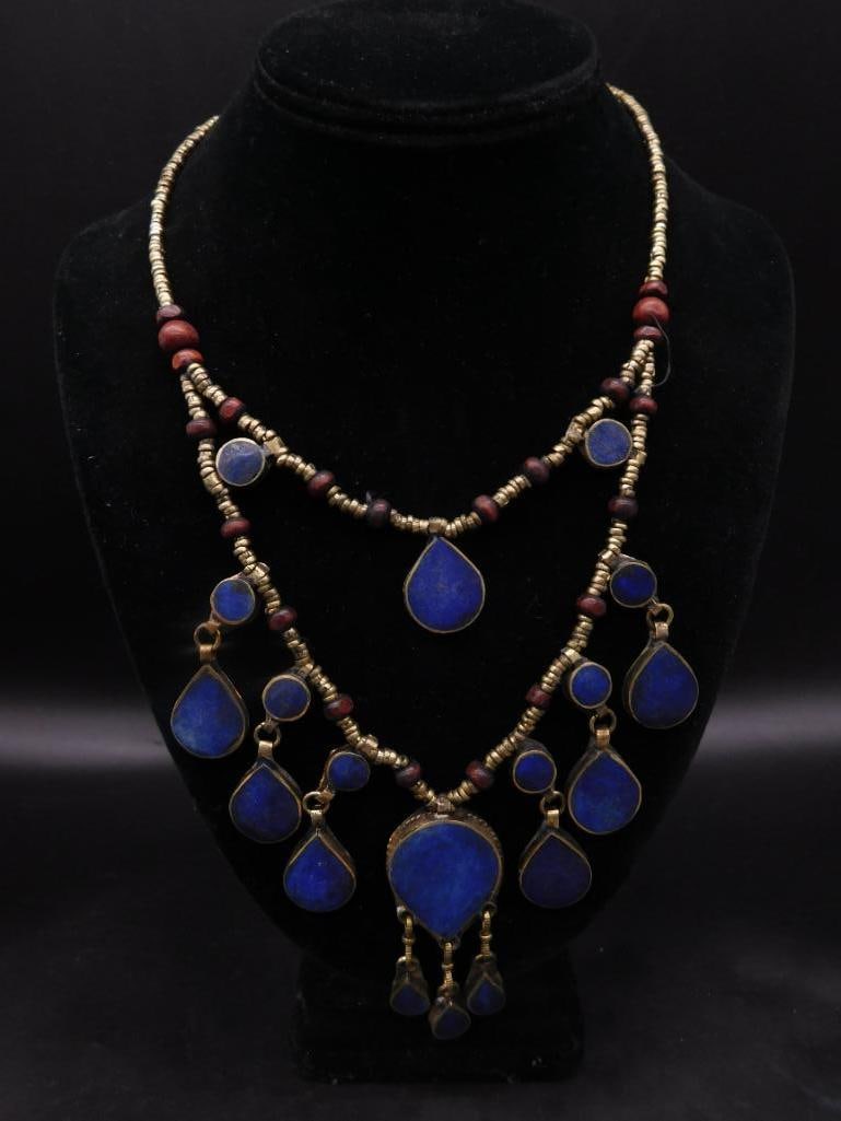 LAPIS LAZULI NECKLACE ROCK STONE LAPIDARY SPECIMEN: LAPIS LAZULI NECKLACE ROCK STONE LAPIDARY SPECIMEN — Part of our Discover Vintage Vault, Crystals and Gems auction at HATMAN'S Auctions! Please see photos for measurements and condition. YES, we