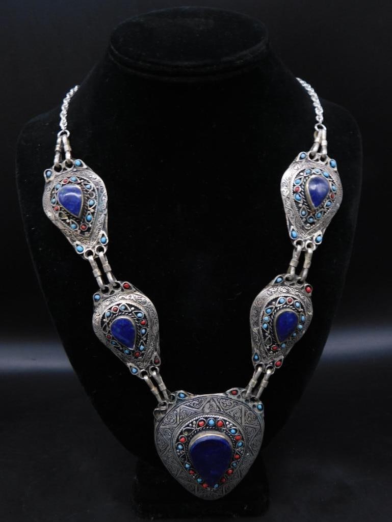 LAPIS LAZULI MEDALLION NECKLACE ROCK STONE LAPIDARY SPECIMEN: LAPIS LAZULI MEDALLION NECKLACE ROCK STONE LAPIDARY SPECIMEN — Part of our Discover Vintage Vault, Crystals and Gems auction at HATMAN'S Auctions! Please see photos for measurements and condition. Y