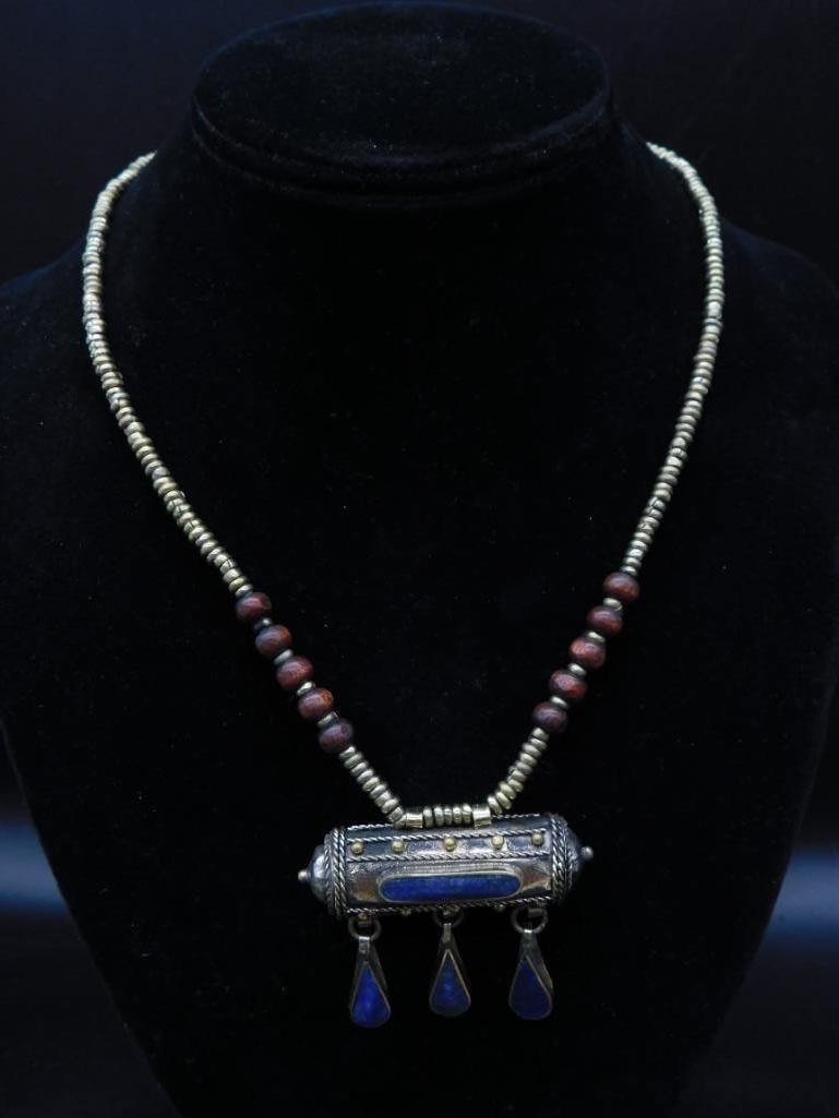 LAPIS LAZULI STUDDED NECKLACE ROCK STONE LAPIDARY SPECIMEN: LAPIS LAZULI STUDDED NECKLACE ROCK STONE LAPIDARY SPECIMEN — Part of our Discover Vintage Vault, Crystals and Gems auction at HATMAN'S Auctions! Please see photos for measurements and condition. YES