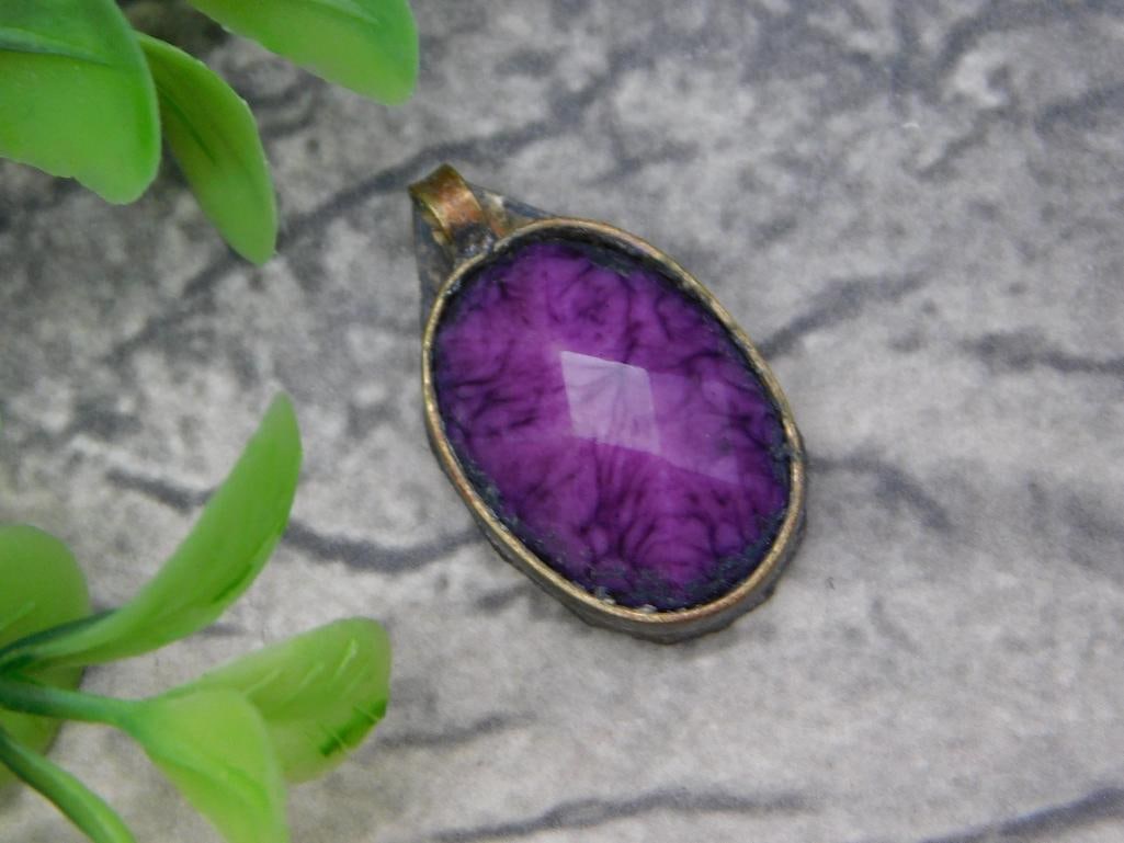 STONE PENDANT ROCK STONE LAPIDARY SPECIMEN: STONE PENDANT ROCK STONE LAPIDARY SPECIMEN — Part of our Discover Vintage Vault, Crystals and Gems auction at HATMAN'S Auctions! Please see photos for measurements and condition. YES, we have
