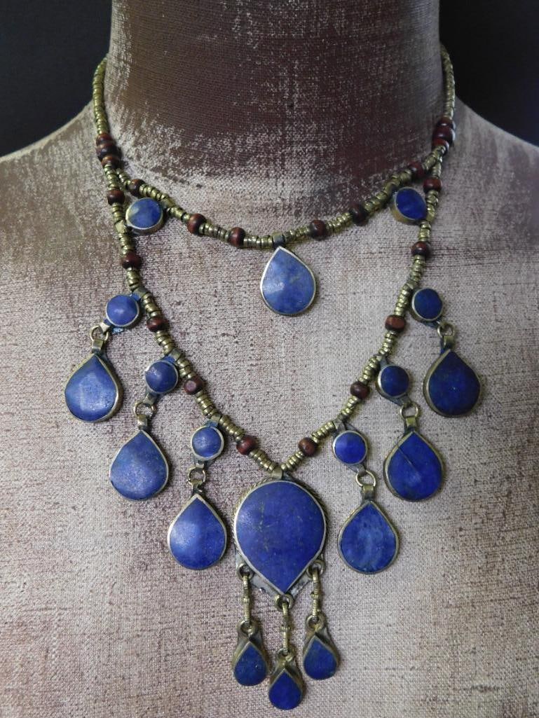LAPIS LAZULI TEARDROP STYLE NECKLACE ROCK STONE LAPIDARY SPECIMEN: LAPIS LAZULI TEARDROP STYLE NECKLACE ROCK STONE LAPIDARY SPECIMEN — Part of our Discover Vintage Vault, Crystals and Gems auction at HATMAN'S Auctions! Please see photos for measurements and