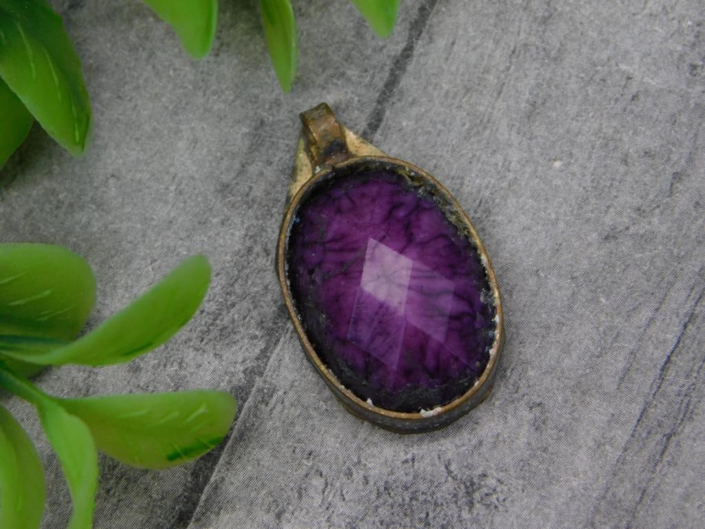 STONE PENDANT ROCK STONE LAPIDARY SPECIMEN: STONE PENDANT ROCK STONE LAPIDARY SPECIMEN — Part of our Discover Vintage Vault, Crystals and Gems auction at HATMAN'S Auctions! Please see photos for measurements and condition. YES, we have