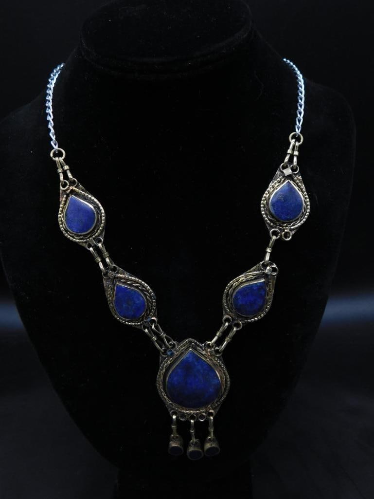 LAPIS LAZULI NECKLACE ROCK STONE LAPIDARY SPECIMEN: LAPIS LAZULI NECKLACE ROCK STONE LAPIDARY SPECIMEN — Part of our Discover Vintage Vault, Crystals and Gems auction at HATMAN'S Auctions! Please see photos for measurements and condition. YES, we