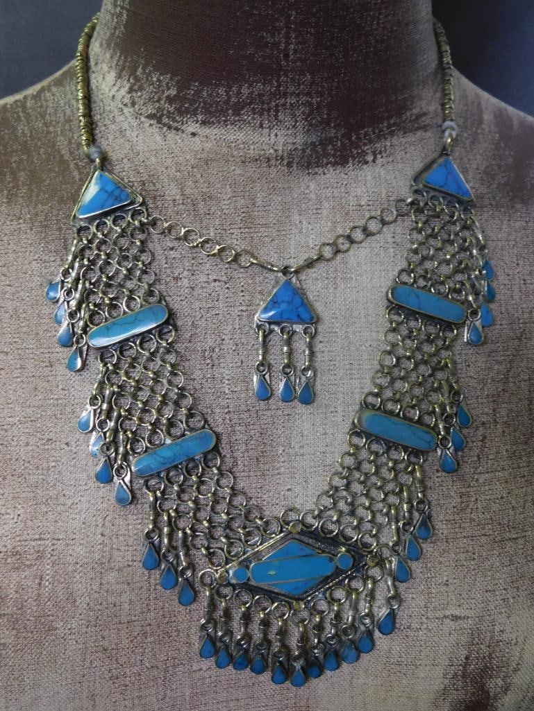 TURQUOISE AND CHAINMAIL NECKLACE ROCK STONE LAPIDARY SPECIMEN: TURQUOISE AND CHAINMAIL NECKLACE ROCK STONE LAPIDARY SPECIMEN — Part of our Discover Vintage Vault, Crystals and Gems auction at HATMAN'S Auctions! Please see photos for measurements and condition.