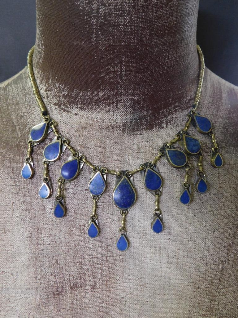 LAPIS LAZULI NECKLACE ROCK STONE LAPIDARY SPECIMEN: LAPIS LAZULI NECKLACE ROCK STONE LAPIDARY SPECIMEN — Part of our Discover Vintage Vault, Crystals and Gems auction at HATMAN'S Auctions! Please see photos for measurements and condition. YES, we