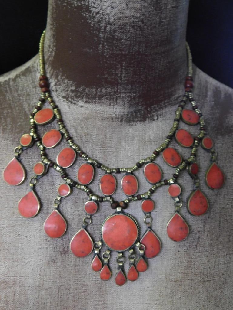 RED JASPER NECKLACE ROCK STONE LAPIDARY SPECIMEN: RED JASPER NECKLACE ROCK STONE LAPIDARY SPECIMEN — Part of our Discover Vintage Vault, Crystals and Gems auction at HATMAN'S Auctions! Please see photos for measurements and condition. YES, we have