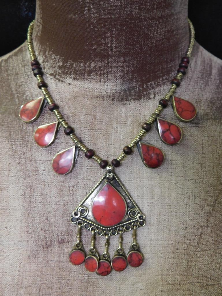RED JASPER NECKLACE ROCK STONE LAPIDARY SPECIMEN: RED JASPER NECKLACE ROCK STONE LAPIDARY SPECIMEN — Part of our Discover Vintage Vault, Crystals and Gems auction at HATMAN'S Auctions! Please see photos for measurements and condition. YES, we have