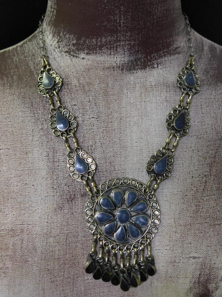 LAPIS LAZULI NECKLACE ROCK STONE LAPIDARY SPECIMEN: LAPIS LAZULI NECKLACE ROCK STONE LAPIDARY SPECIMEN — Part of our Discover Vintage Vault, Crystals and Gems auction at HATMAN'S Auctions! Please see photos for measurements and condition. YES, we