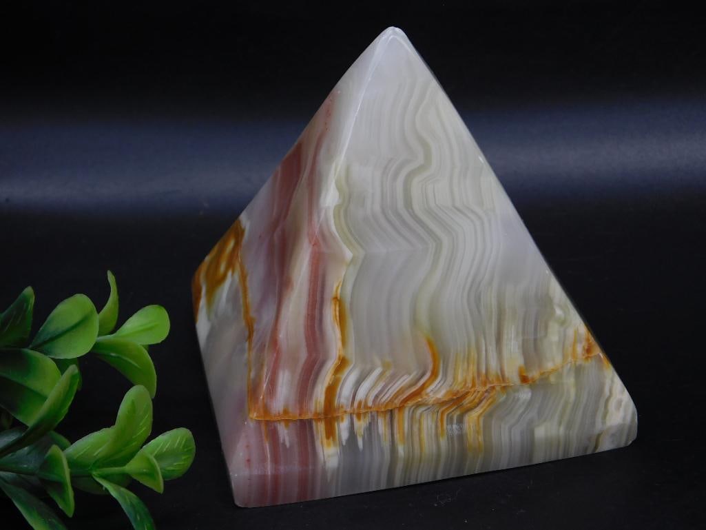 BANDED ONYX PYRAMID ROCK STONE LAPIDARY SPECIMEN: BANDED ONYX PYRAMID ROCK STONE LAPIDARY SPECIMEN — Part of our Discover Vintage Vault, Crystals and Gems auction at HATMAN'S Auctions! Please see photos for measurements and condition. YES, we have 