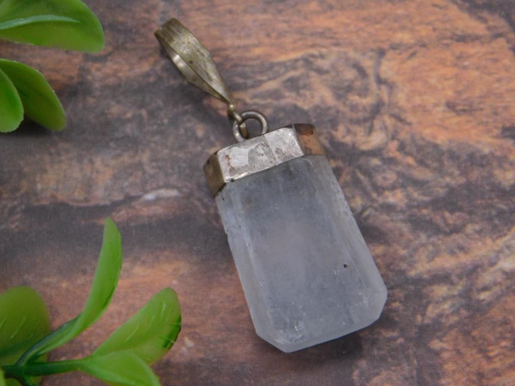 QUARTZ PENDANT ROCK STONE LAPIDARY SPECIMEN: QUARTZ PENDANT ROCK STONE LAPIDARY SPECIMEN — Part of our Discover Vintage Vault, Crystals and Gems auction at HATMAN'S Auctions! Please see photos for measurements and condition. YES, we have in-ho