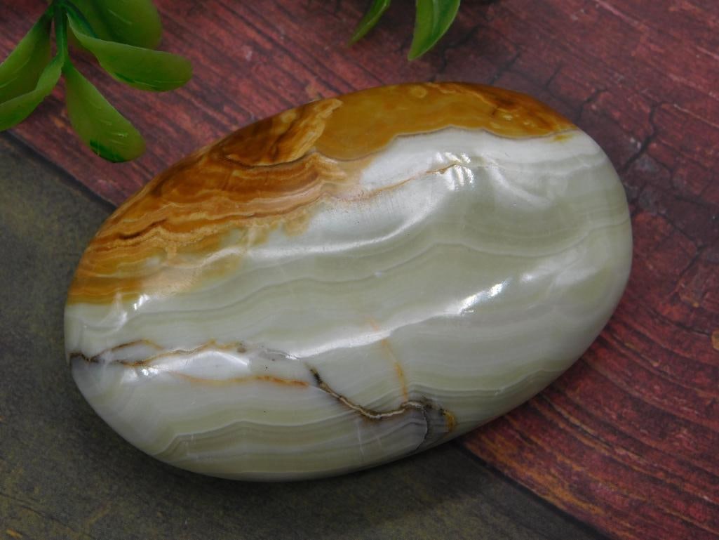 BANDED ONYX ROCK STONE LAPIDARY SPECIMEN: BANDED ONYX ROCK STONE LAPIDARY SPECIMEN — Part of our Discover Vintage Vault, Crystals and Gems auction at HATMAN'S Auctions! Please see photos for measurements and condition. YES, we have in-house
