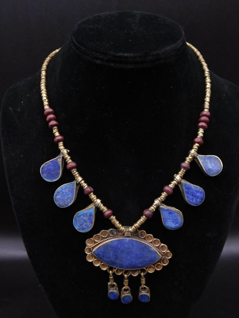 LAPIS LAZULI NECKLACE ROCK STONE LAPIDARY SPECIMEN: LAPIS LAZULI NECKLACE ROCK STONE LAPIDARY SPECIMEN — Part of our Discover Vintage Vault, Crystals and Gems auction at HATMAN'S Auctions! Please see photos for measurements and condition. YES, we