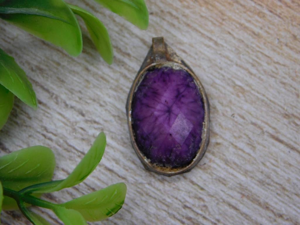 STONE PENDANT ROCK STONE LAPIDARY SPECIMEN: STONE PENDANT ROCK STONE LAPIDARY SPECIMEN — Part of our Discover Vintage Vault, Crystals and Gems auction at HATMAN'S Auctions! Please see photos for measurements and condition. YES, we have