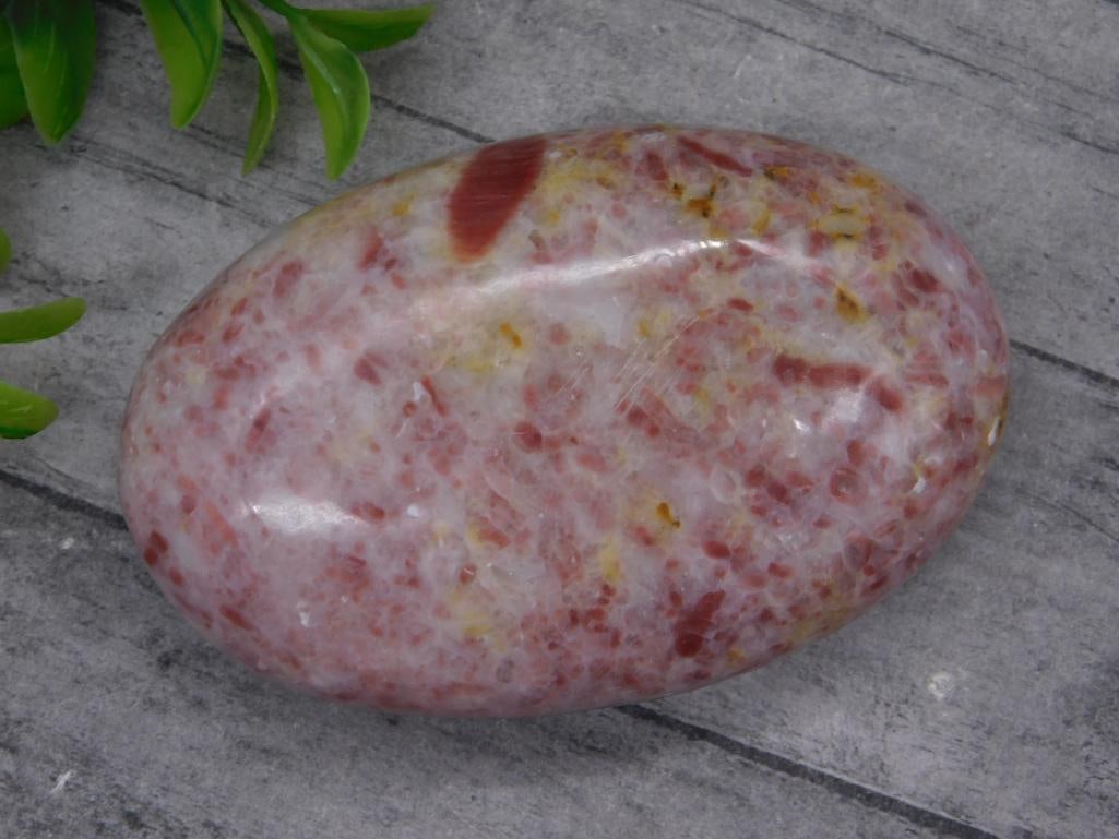 AGATE ROCK STONE LAPIDARY SPECIMEN: AGATE ROCK STONE LAPIDARY SPECIMEN — Part of our Discover Vintage Vault, Crystals and Gems auction at HATMAN'S Auctions! Please see photos for measurements and condition. YES, we have in-house shipp