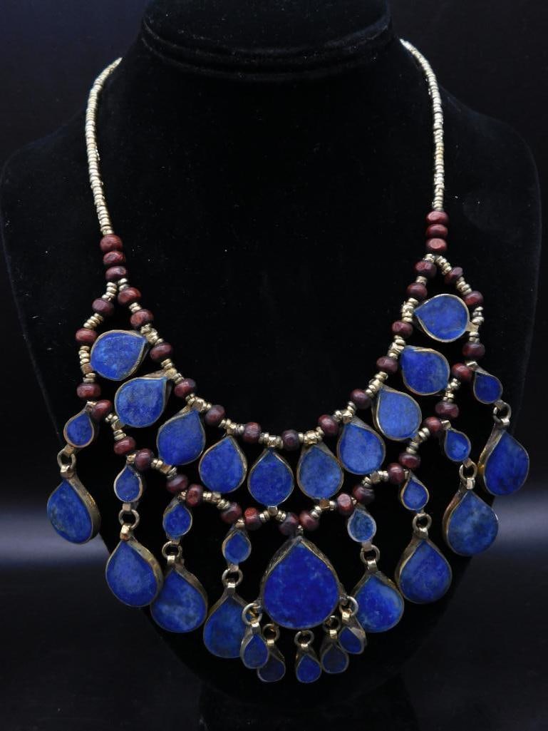 LAPIS LAZULI NECKLACE ROCK STONE LAPIDARY SPECIMEN: LAPIS LAZULI NECKLACE ROCK STONE LAPIDARY SPECIMEN — Part of our Discover Vintage Vault, Crystals and Gems auction at HATMAN'S Auctions! Please see photos for measurements and condition. YES, we