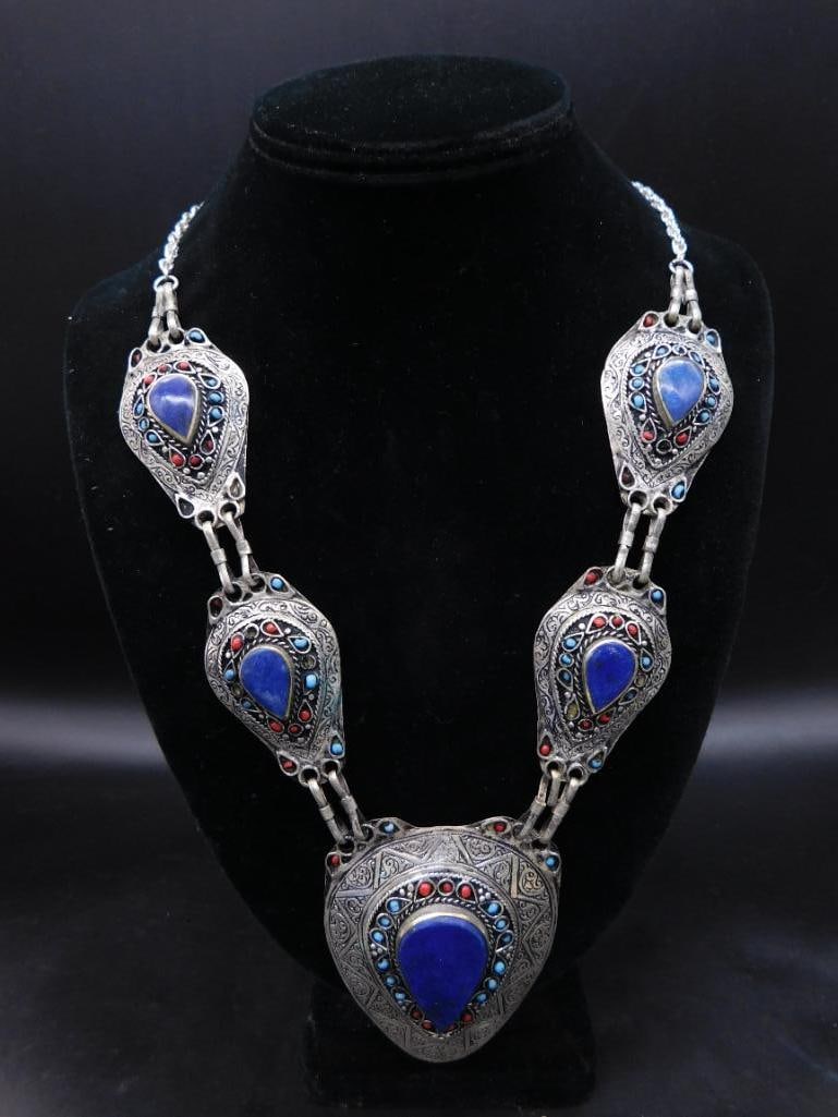 LAPIS LAZULI NECKLACE ROCK STONE LAPIDARY SPECIMEN: LAPIS LAZULI NECKLACE ROCK STONE LAPIDARY SPECIMEN — Part of our Discover Vintage Vault, Crystals and Gems auction at HATMAN'S Auctions! Please see photos for measurements and condition. YES, we
