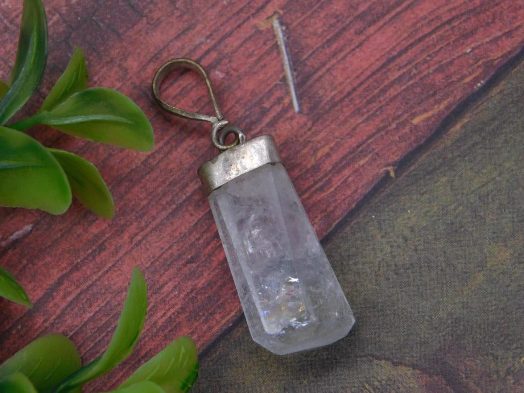 QUARTZ PENDANT ROCK STONE LAPIDARY SPECIMEN: QUARTZ PENDANT ROCK STONE LAPIDARY SPECIMEN — Part of our Discover Vintage Vault, Crystals and Gems auction at HATMAN'S Auctions! Please see photos for measurements and condition. YES, we have in-ho