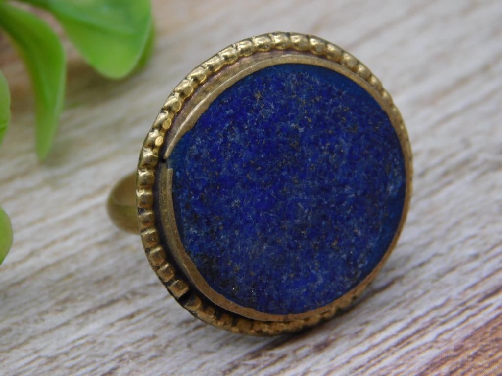 LAPIS LAZULI RING SIZE 8.5 ROCK STONE LAPIDARY SPECIMEN: LAPIS LAZULI RING SIZE 8.5 ROCK STONE LAPIDARY SPECIMEN — Part of our Discover Vintage Vault, Crystals and Gems auction at HATMAN'S Auctions! Please see photos for measurements and condition. YES,