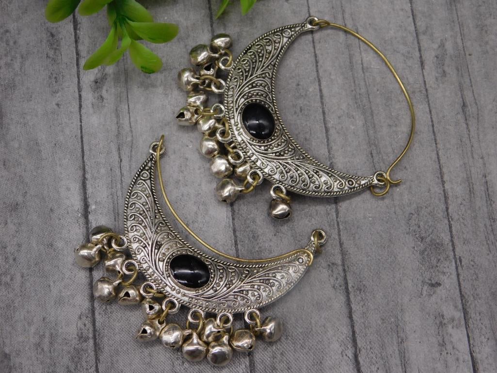 ONYX HOOP EARRINGS WITH BELLS ROCK STONE LAPIDARY SPECIMEN: ONYX HOOP EARRINGS WITH BELLS ROCK STONE LAPIDARY SPECIMEN — Part of our Discover Vintage Vault, Crystals and Gems auction at HATMAN'S Auctions! Please see photos for measurements and condition.