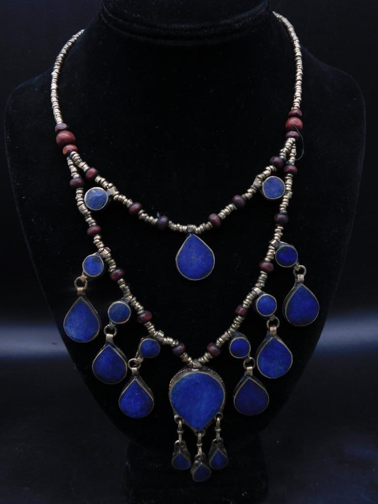 LAPIS LAZULI NECKLACE ROCK STONE LAPIDARY SPECIMEN: LAPIS LAZULI NECKLACE ROCK STONE LAPIDARY SPECIMEN — Part of our Discover Vintage Vault, Crystals and Gems auction at HATMAN'S Auctions! Please see photos for measurements and condition. YES, we