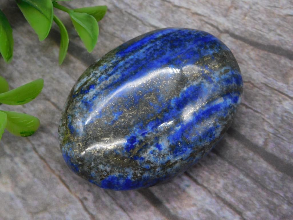 LAPIS LAZULI ROCK STONE LAPIDARY SPECIMEN: LAPIS LAZULI ROCK STONE LAPIDARY SPECIMEN — Part of our Discover Vintage Vault, Crystals and Gems auction at HATMAN'S Auctions! Please see photos for measurements and condition. YES, we have