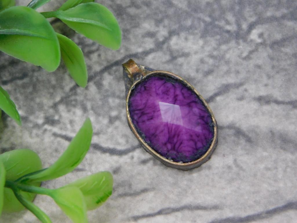 STONE PENDANT ROCK STONE LAPIDARY SPECIMEN: STONE PENDANT ROCK STONE LAPIDARY SPECIMEN — Part of our Discover Vintage Vault, Crystals and Gems auction at HATMAN'S Auctions! Please see photos for measurements and condition. YES, we have