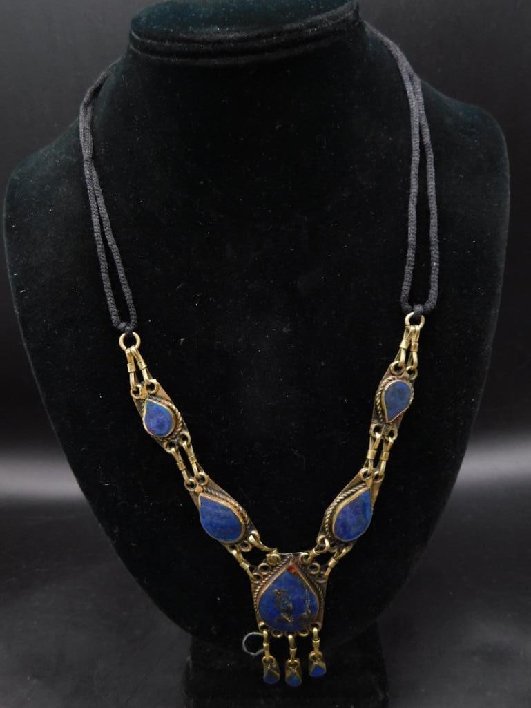 LAPIS LAZULI TEARDROP STYLE NECKLACE ROCK STONE LAPIDARY SPECIMEN: LAPIS LAZULI TEARDROP STYLE NECKLACE ROCK STONE LAPIDARY SPECIMEN — Part of our Discover Vintage Vault, Crystals and Gems auction at HATMAN'S Auctions! Please see photos for measurements and