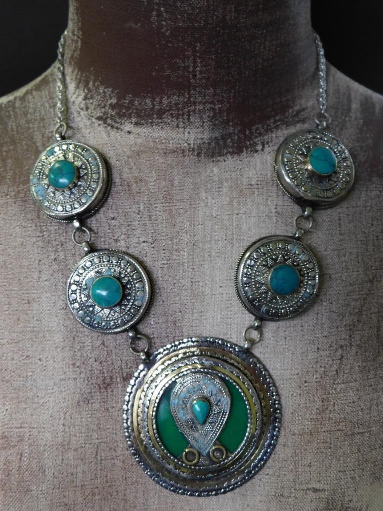 MALACHITE AND TURQUOISE STUDDED STATEMENT NECKLACE ROCK STONE LAPIDARY SPECIMEN: MALACHITE AND TURQUOISE STUDDED STATEMENT NECKLACE ROCK STONE LAPIDARY SPECIMEN — Part of our Discover Vintage Vault, Crystals and Gems auction at HATMAN'S Auctions! Please see photos for