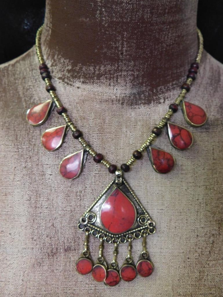 RED JASPER NECKLACE ROCK STONE LAPIDARY SPECIMEN: RED JASPER NECKLACE ROCK STONE LAPIDARY SPECIMEN — Part of our Discover Vintage Vault, Crystals and Gems auction at HATMAN'S Auctions! Please see photos for measurements and condition. YES, we have