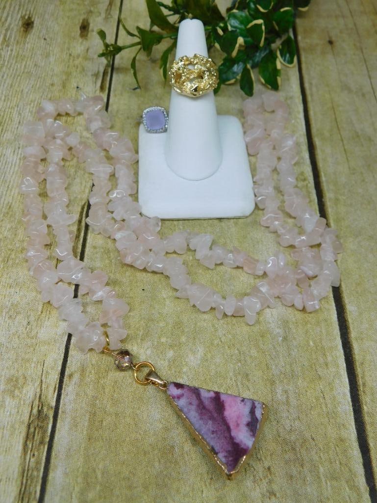MIXED JEWELRY LOT ROCK STONE LAPIDARY SPECIMEN: MIXED JEWELRY LOT ROCK STONE LAPIDARY SPECIMEN — Part of our Discover Sunken Cove, Crystals and Gems auction at HATMAN'S Auctions! Please see photos for measurements and condition. YES, we have