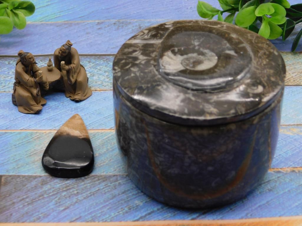 MIXED LOT ROCK STONE LAPIDARY SPECIMEN: MIXED LOT ROCK STONE LAPIDARY SPECIMEN — Part of our Discover Sunken Cove, Crystals and Gems auction at HATMAN'S Auctions! Please see photos for measurements and condition. YES, we have in-house shi