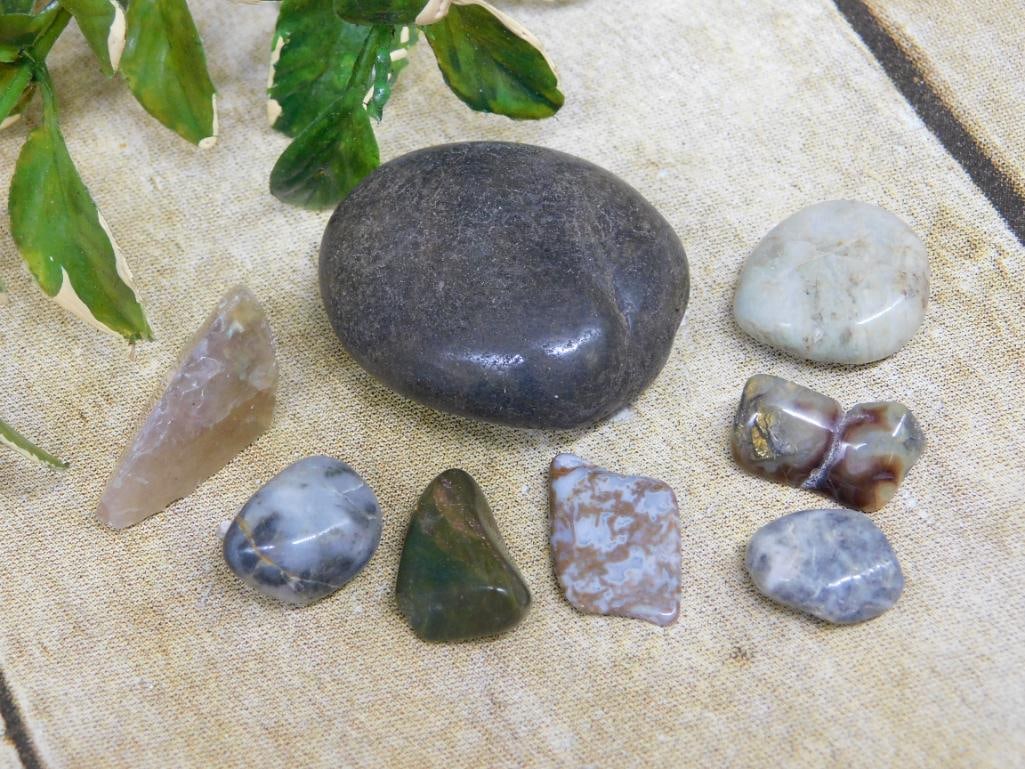 MIXED LOT ROCK STONE LAPIDARY SPECIMEN: MIXED LOT ROCK STONE LAPIDARY SPECIMEN — Part of our Discover Sunken Cove, Crystals and Gems auction at HATMAN'S Auctions! Please see photos for measurements and condition. YES, we have in-house
