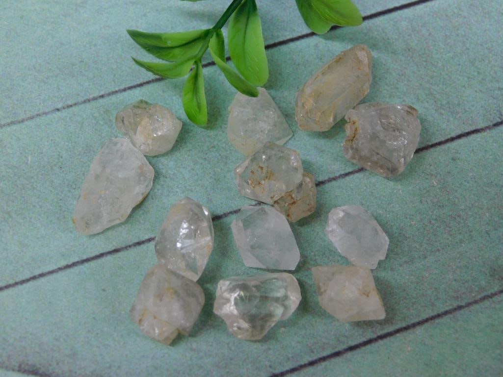 HERKIMER DIAMONDS ROCK STONE LAPIDARY SPECIMEN: HERKIMER DIAMONDS ROCK STONE LAPIDARY SPECIMEN — Part of our Discover Sunken Cove, Crystals and Gems auction at HATMAN'S Auctions! Please see photos for measurements and condition. YES, we have