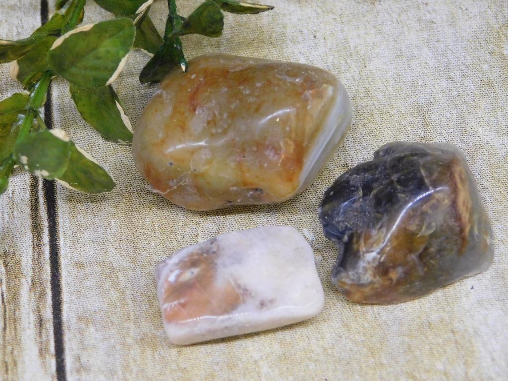 MIXED LOT ROCK STONE LAPIDARY SPECIMEN: MIXED LOT ROCK STONE LAPIDARY SPECIMEN — Part of our Discover Sunken Cove, Crystals and Gems auction at HATMAN'S Auctions! Please see photos for measurements and condition. YES, we have in-house