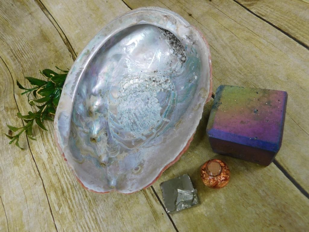 MIXED LOT ROCK STONE LAPIDARY SPECIMEN: MIXED LOT ROCK STONE LAPIDARY SPECIMEN — Part of our Discover Sunken Cove, Crystals and Gems auction at HATMAN'S Auctions! Please see photos for measurements and condition. YES, we have in-house shi