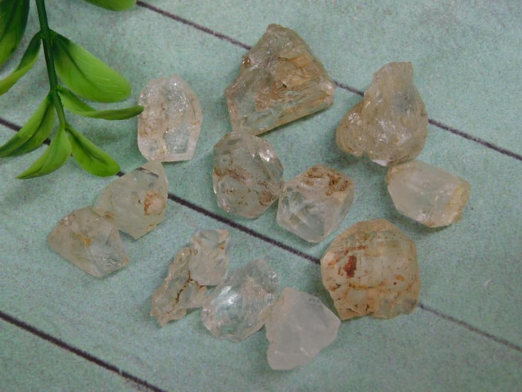 HERKIMER DIAMONDS ROCK STONE LAPIDARY SPECIMEN: HERKIMER DIAMONDS ROCK STONE LAPIDARY SPECIMEN — Part of our Discover Sunken Cove, Crystals and Gems auction at HATMAN'S Auctions! Please see photos for measurements and condition. YES, we have in-h