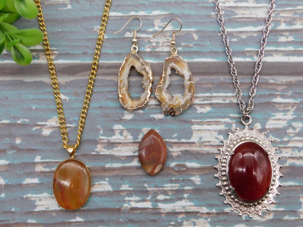 MIXED JEWELRY LOT ROCK STONE LAPIDARY SPECIMEN: MIXED JEWELRY LOT ROCK STONE LAPIDARY SPECIMEN — Part of our Discover Sunken Cove, Crystals and Gems auction at HATMAN'S Auctions! Please see photos for measurements and condition. YES, we have