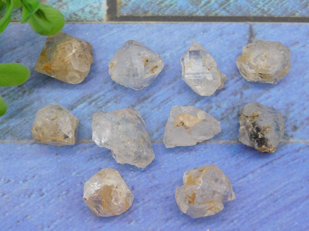 HERKIMER DIAMONDS ROCK STONE LAPIDARY SPECIMEN: HERKIMER DIAMONDS ROCK STONE LAPIDARY SPECIMEN — Part of our Discover Sunken Cove, Crystals and Gems auction at HATMAN'S Auctions! Please see photos for measurements and condition. YES, we have in-h